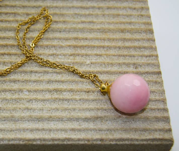 Lange Kette mit geschliffener Jadekugel, rosa